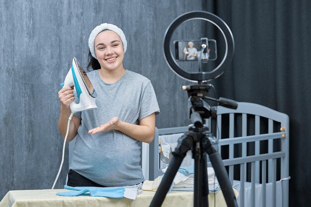 Foto zwangere vrouw maakt vrolijk video