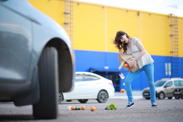 Zwangere vrouw met boodschappen komt uit de winkel