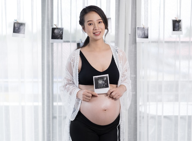 Zwangere vrouw met echografie foto