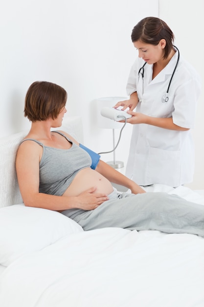 Zwangere vrouw met een verpleegster