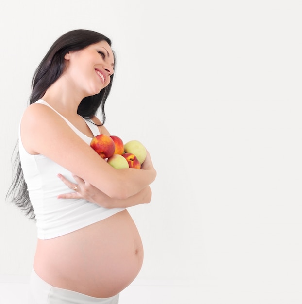 Foto zwangere vrouw met fruit