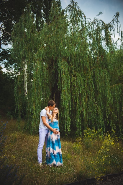 Zwangere vrouw met haar echtgenoot in het park.