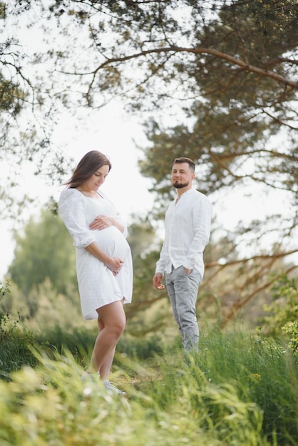 Zwangere vrouw met haar familie die er gelukkig uitziet