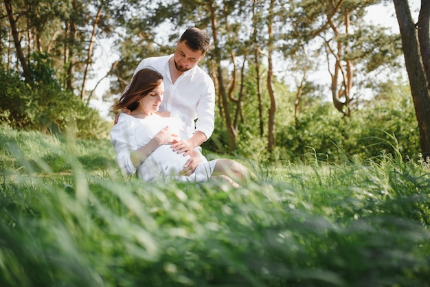 Zwangere vrouw met haar familie die er gelukkig uitziet