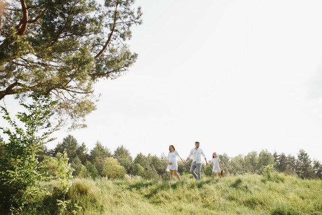 Zwangere vrouw met haar familie die er gelukkig uitziet