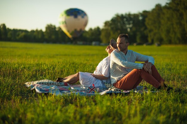 Zwangere vrouw met kleurrijke ballonnen Gelukkig gezin