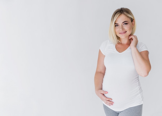 Foto zwangere vrouw met kopie ruimte
