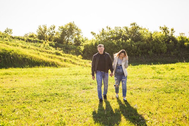 Zwangere vrouw met man wandelen in de natuur