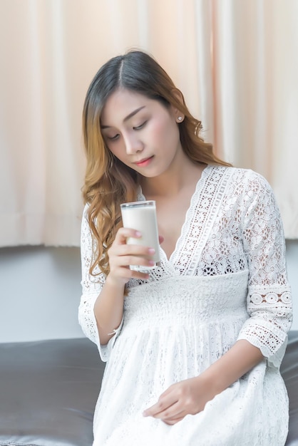 Zwangere vrouw met melk in haar handMelk drinken is gezond voor de zwangerschap