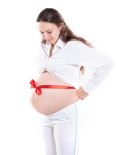 Zwangere vrouw met rood lint vastgebonden op de buik
