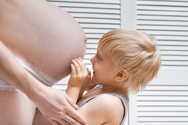 Zwangere vrouw met zoons eerste kind