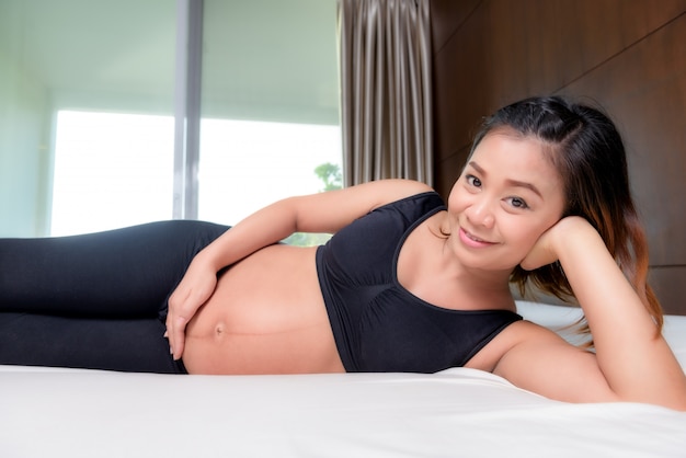 Foto zwangere vrouw op bed