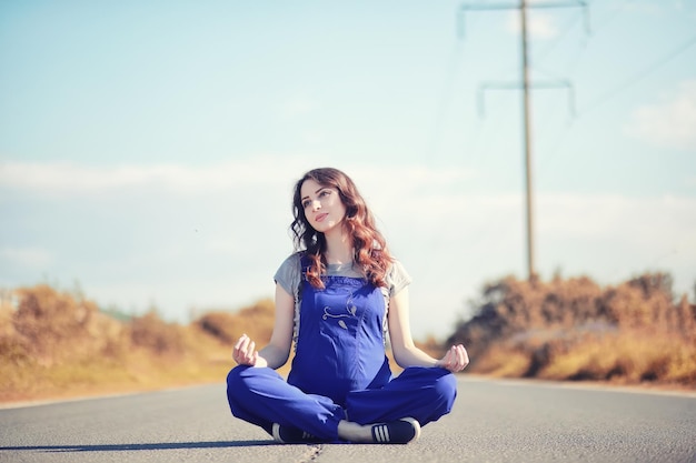 Zwangere vrouw op de weg yoga