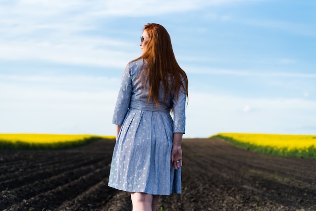 Zwangere vrouw op het veld