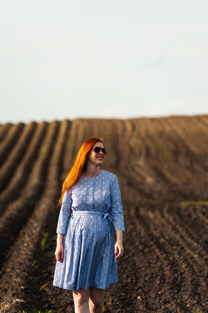 Zwangere vrouw op het veld