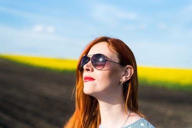 Zwangere vrouw op het veld