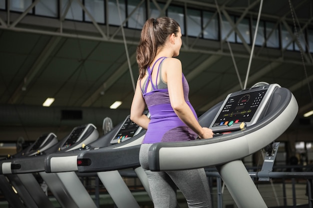 Zwangere vrouw op loopband in de sportschool