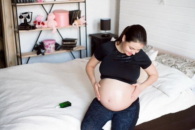 Zwangere vrouw room toe te passen op een buik