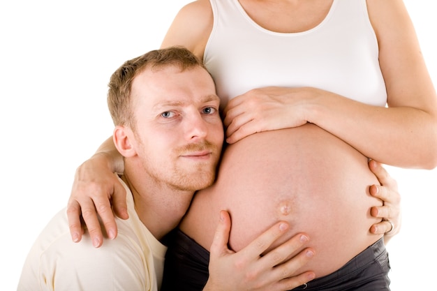 Foto zwangere vrouw samen met haar man geïsoleerd op wit