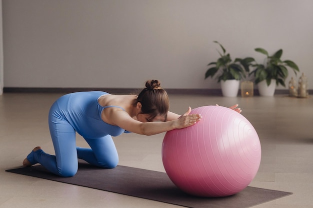 Foto zwangere vrouw tijdens fitnesslessen met een fitball