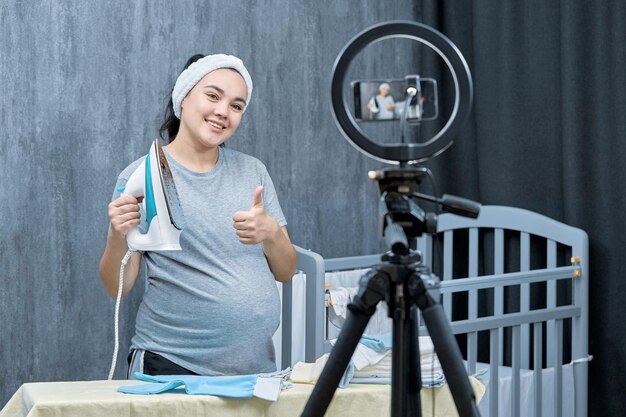 Foto zwangere vrouw toont like takes video
