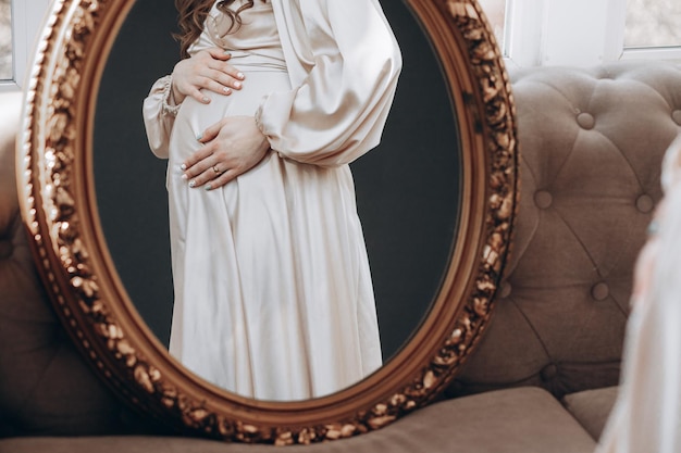 Zwangere vrouw wat betreft buik