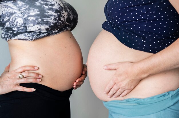 Zwangere vrouwen die hun builen tonen