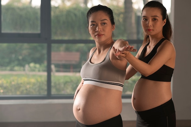Foto zwangere vrouwen die samen yoga beoefenen
