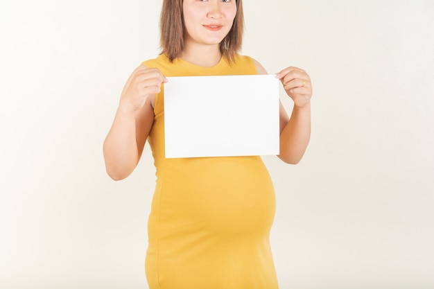 Foto zwangere vrouwen en kleine papieren etiketten.