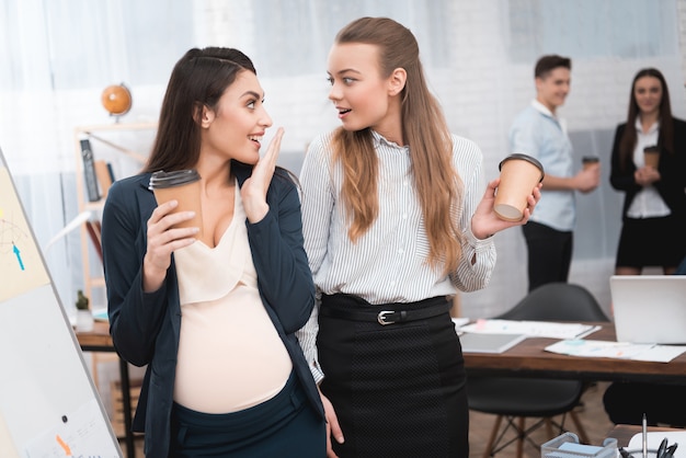 Zwangere werknemer communiceren met collega-kantoor