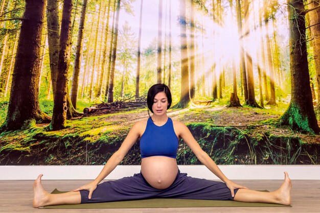Zwangere yoga-instructeur die lesgeeft Zwanger yoga-concept