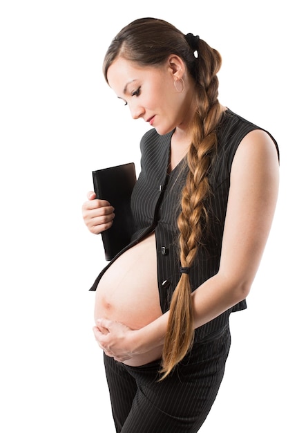 Zwangere zakenvrouw met documenten op het werk geïsoleerd op een witte achtergrond
