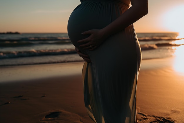 Foto zwangerschap moederschap gelukkige zwangere vrouw met grote buik in de buurt van zee tijdens zonsondergang