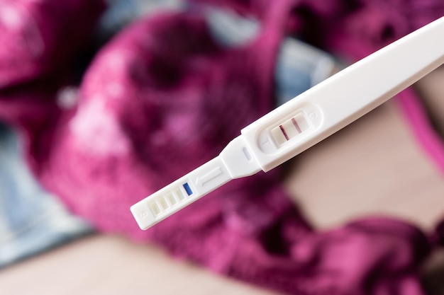 Zwangerschapstest close-up met positief zwanger