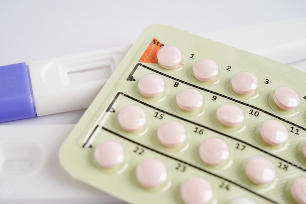 Zwangerschapstest met anticonceptiepillen voor vrouwen op ovulatiedag