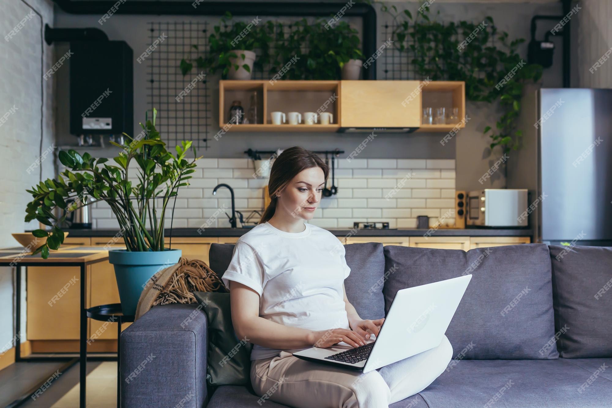 Maria Panter Bemiddelaar Zwangerschapsverlof zwangere mooie vrouw zittend op de bank thuis met  laptop in huiskleding babyartikelen online bestellen kiezen voor het kopen  van kleding en speelgoed voor baby | Premium Foto