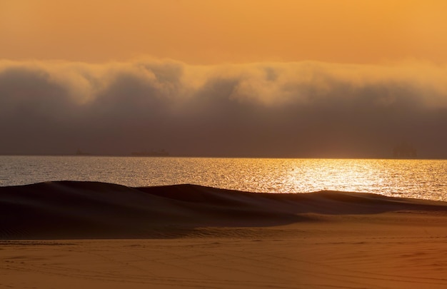 Zware dramatische wolken en heldere lucht boven de Atlantische Oceaan Prachtige Afrikaanse woestijnzonsondergang