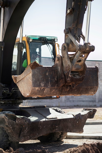 Foto zware graafmachine om buiten bij daglicht te graven