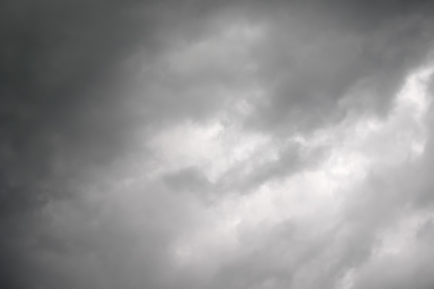 Zware grijze wolken in de lucht voor de regen - afbeelding