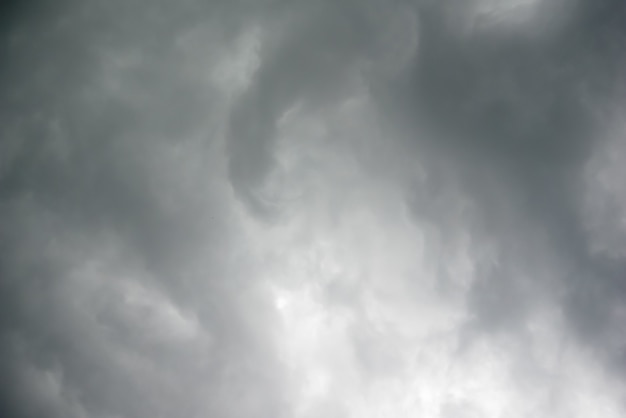 Zware grijze wolken in de lucht voor de regen - afbeelding