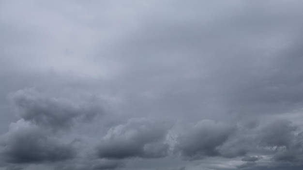 Zware grijze wolken voor regen