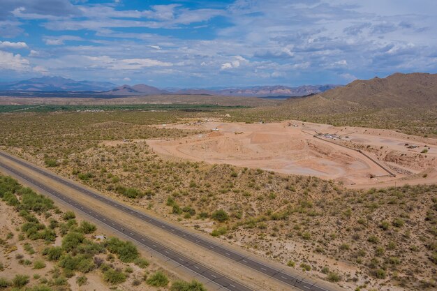 Zware industrie als mijnbouw van bovenaf luchtfoto van graafmachine in open mijn in de woestijn van Arizona Arizona