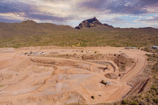 Zware industrie als mijnbouw van bovenaf luchtfoto van graafmachine in open mijn in de woestijn van Arizona Arizona