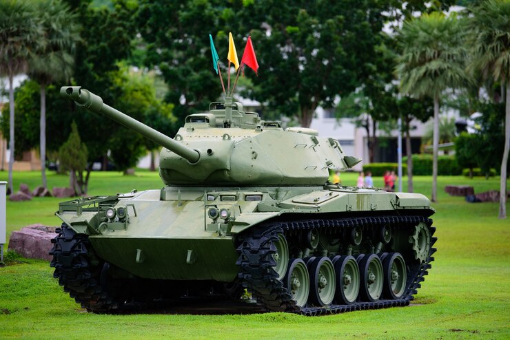 Zware militaire tank geparkeerd op het gras