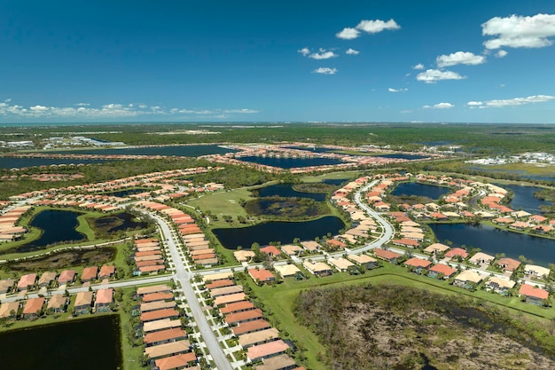 Zware overstroming met hoog water rondom woonhuizen na orkaan Ian regenval in woongebied Florida Gevolgen van natuurramp
