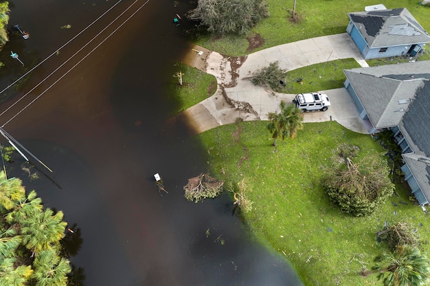 Zware overstromingen met hoog water rond woonhuizen na orkaan Ian regenval in Florida woonwijk gevolgen van natuurramp