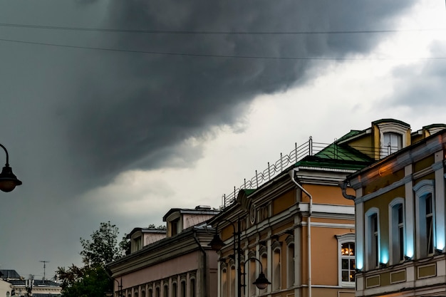 Zware regen en massieve wolken die over de de stadsdaken van Europa vliegen