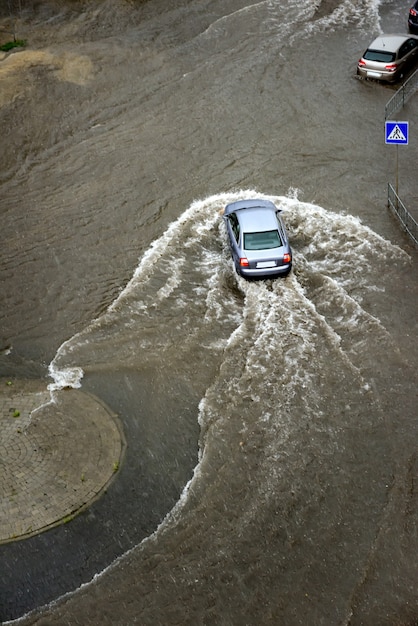 Zware regenval veroorzaakte overstromingen op de wegen van de stad.