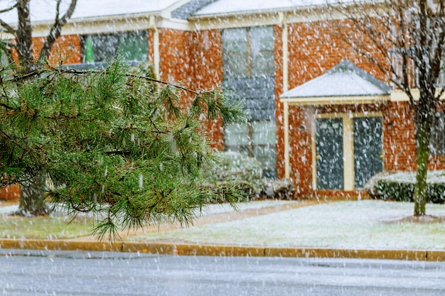 Zware sneeuwval in de straten, huizen besneeuwd.