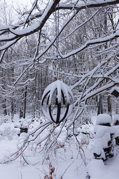 Foto zware sneeuwval in de tuin.
